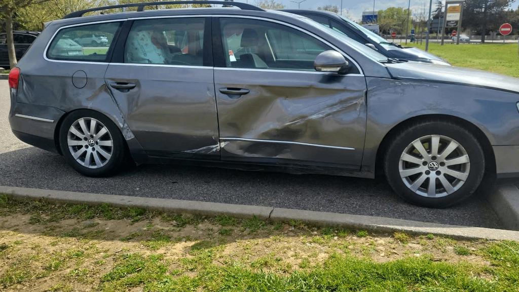 Volkswagen Passat 2 L 140 chevaux année 2008 prix 700€, Autos, Argent ou Gris, Achat, Boîte manuelle, 5 portes