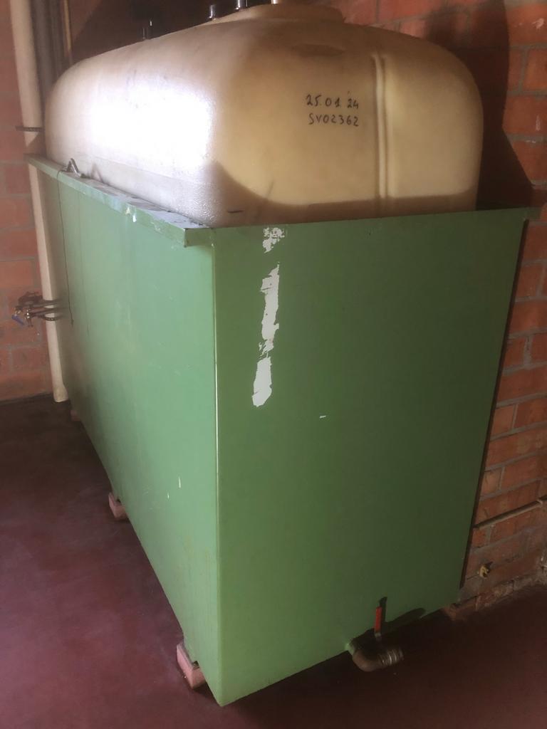 Kunststof mazouttank 2000 liter met metalen opvangbak., Doe-het-zelf en Bouw, Ophalen, Zo goed als nieuw