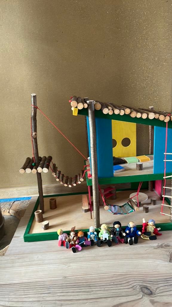 Houten boomhut mer poppenfamilie, Kinderen en Baby's, Ophalen of Verzenden, Gebruikt, Poppenhuis