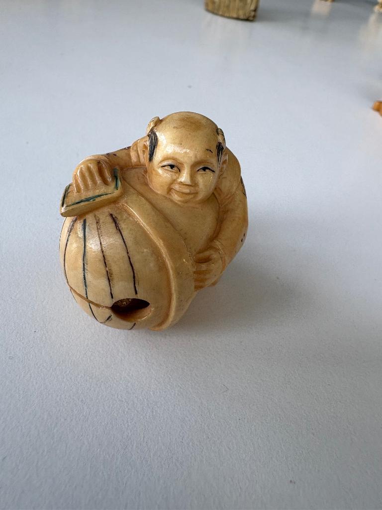 Netsuke man met muziekinstrument, Ophalen of Verzenden