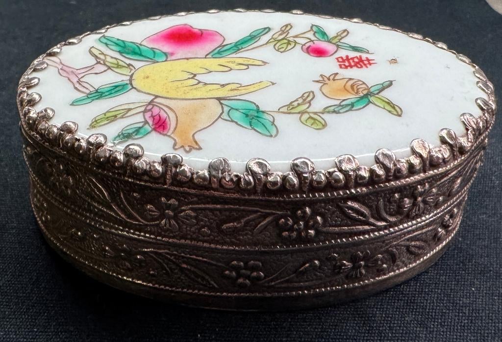 Aziatische pillendoos uit 1950 met Cloisonne-email, Antiek en Kunst, Ophalen of Verzenden