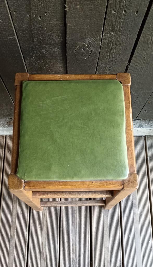 Ancien tabouret vert, Enlèvement