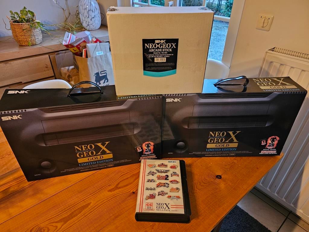 NEO GEO X, plus un joystick et une cartes de jeux supplément
