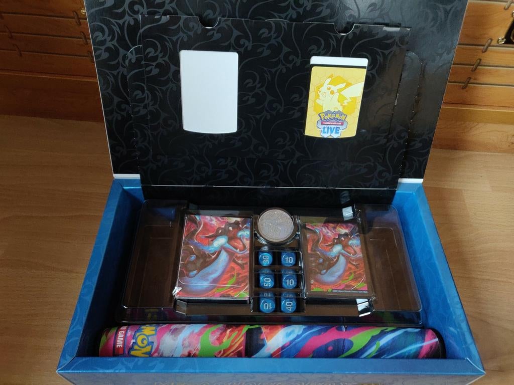 Charizard UPC accessoires, Hobby en Vrije tijd, Verzamelkaartspellen | Pokémon, Ophalen of Verzenden, Zo goed als nieuw