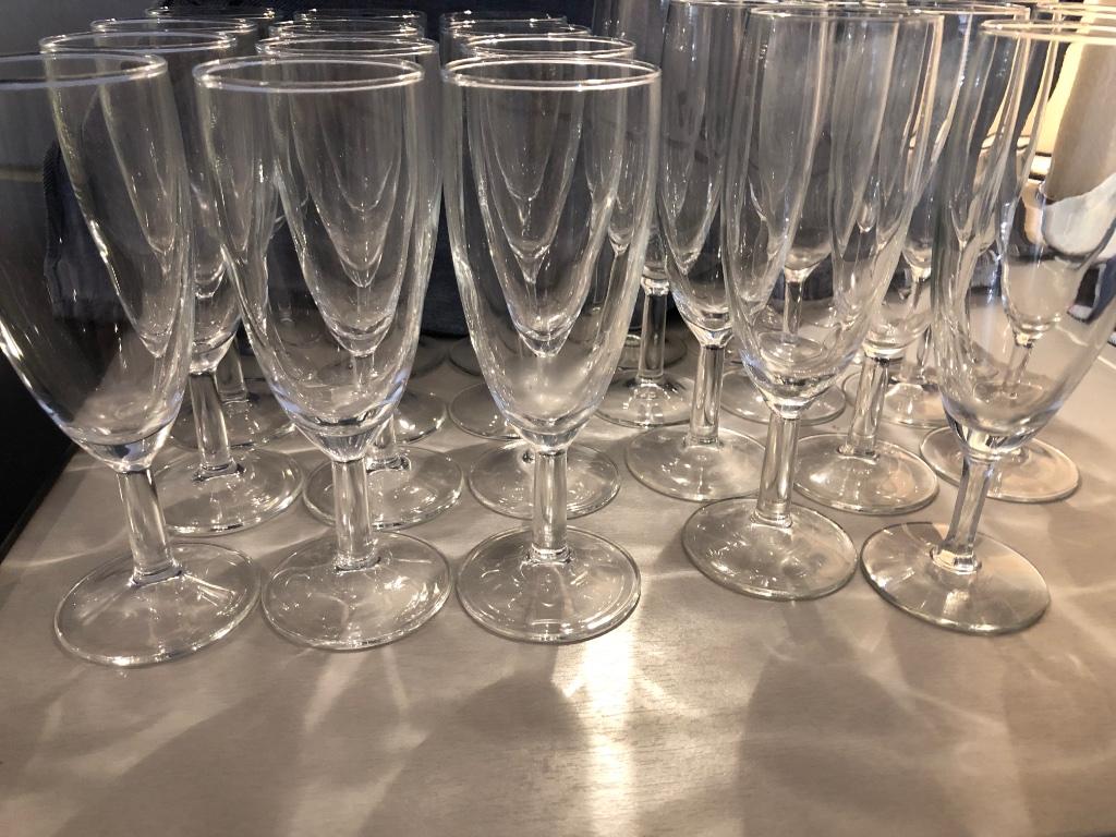Verres à vin et flûtes champagne, Enlèvement, Utilisé