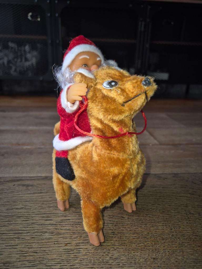 Hert met kerstman. Wandelt en gezicht kerstman brandt rood, Ophalen