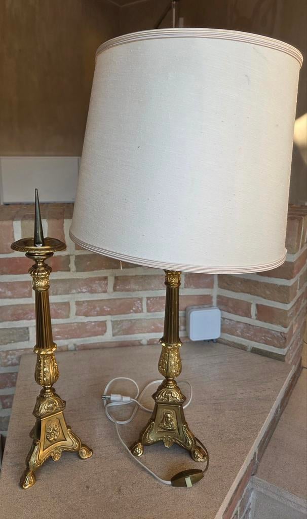 Een set van twee klassieke messing kerk- kandelaars., Ophalen