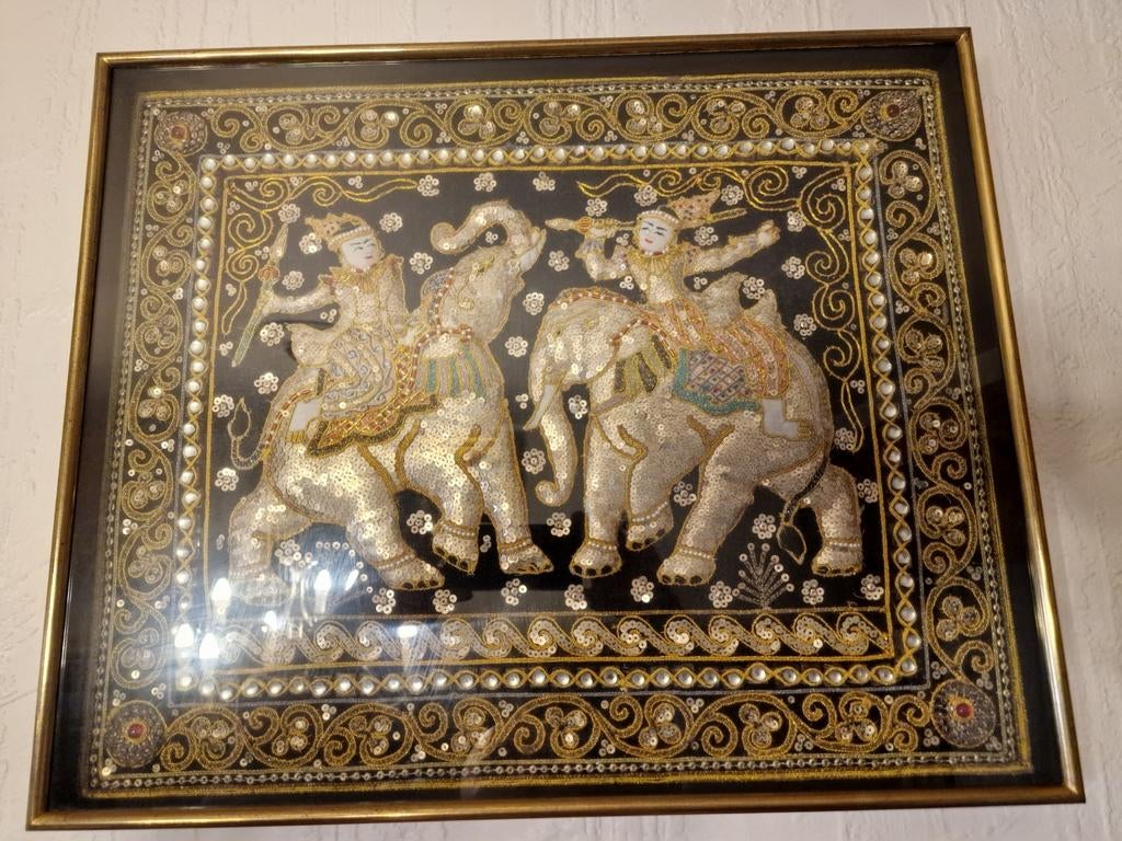 Ancienne tapisserie Thaïlandaise sous verre, Enlèvement