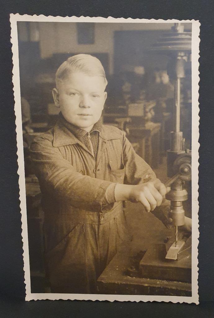 Fotokaart Jongen aan boormachine in vakschool, Collections, Cartes postales | Belgique, Non affranchie, Anvers, 1920 à 1940, Envoi
