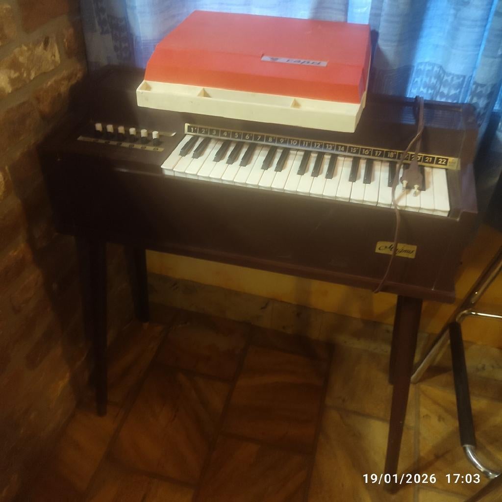 Oud orgel en platenspeler uit de jaren 70., Ophalen