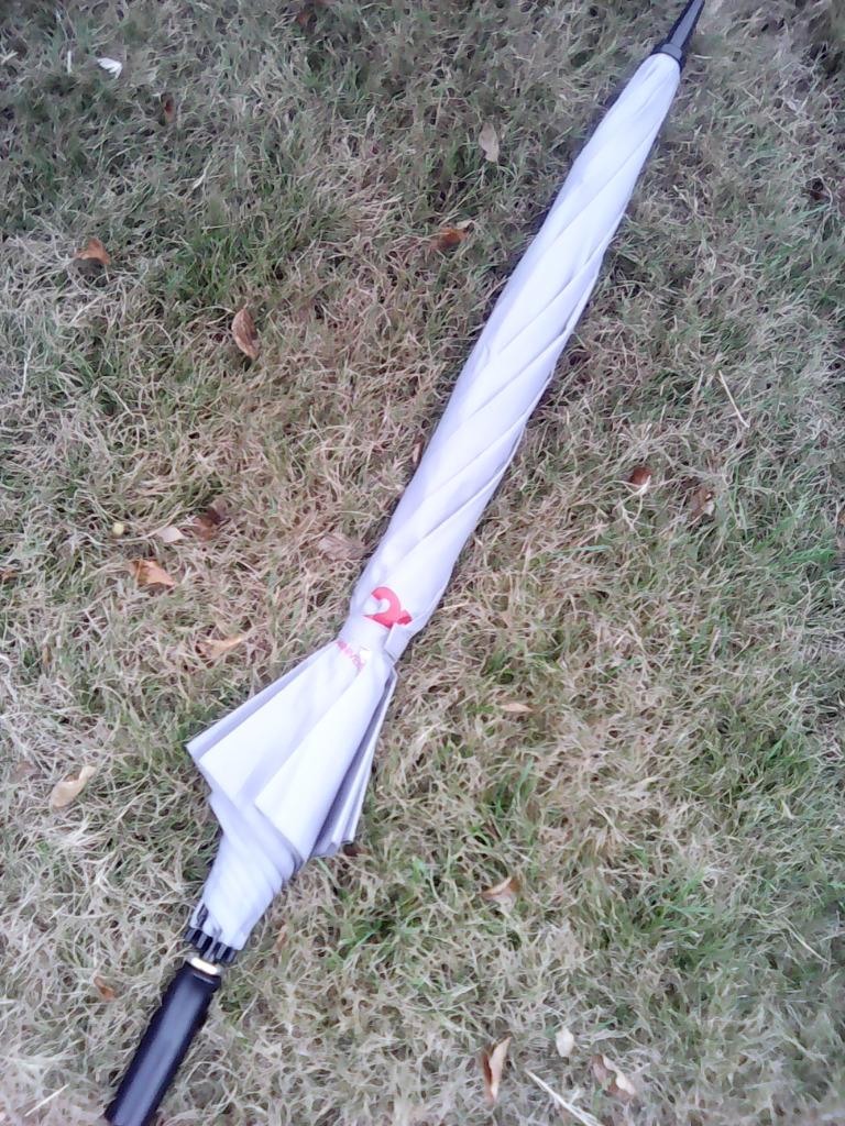 grote lichtgrijze paraplu ; NIEUW, Ophalen, Zwart