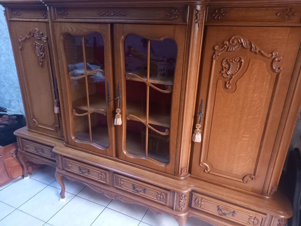 salle à manger des années 1970, Enlèvement