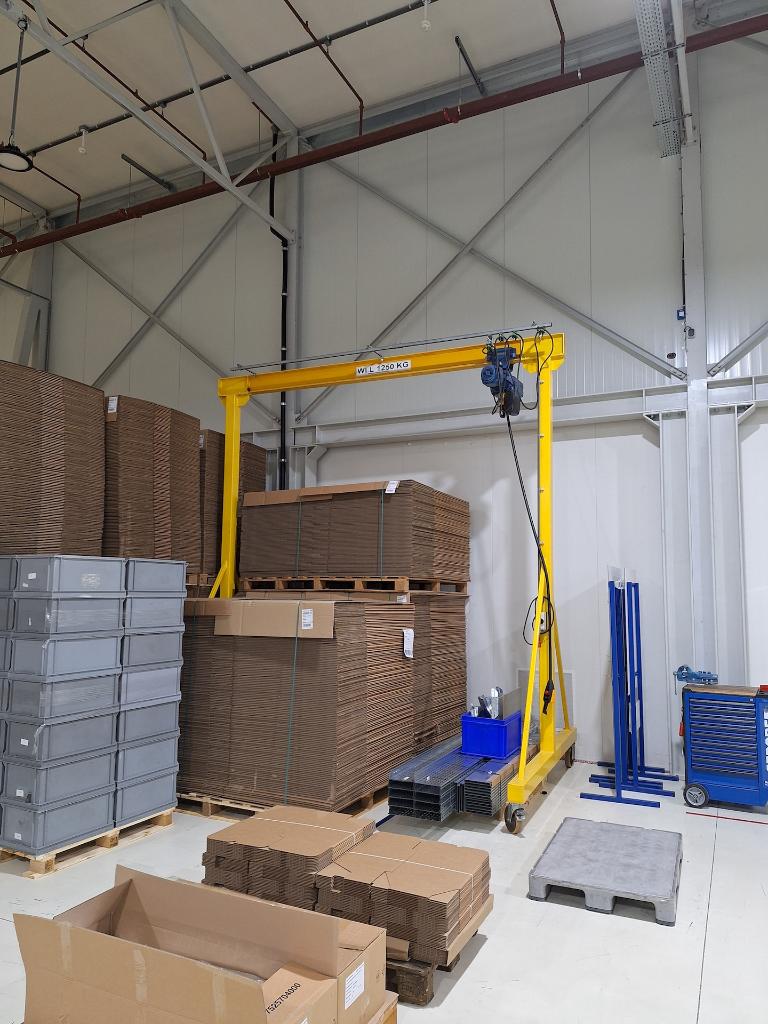 Verrijdbare portaalkraan 4.000 mm / 1,25 ton / Demag / izgst, Doe-het-zelf en Bouw, Ophalen, Gebruikt, Elektrisch