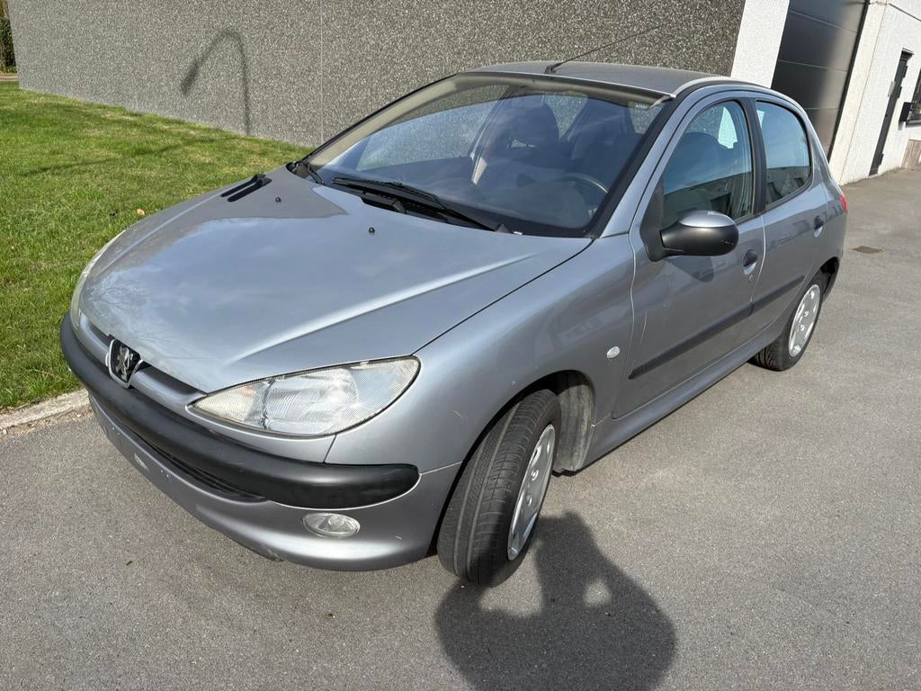Peugeot 206 benzine met 135000 km airco, Auto's, Peugeot, 4 cilinders, Bedrijf, Zilver of Grijs, Stadsauto