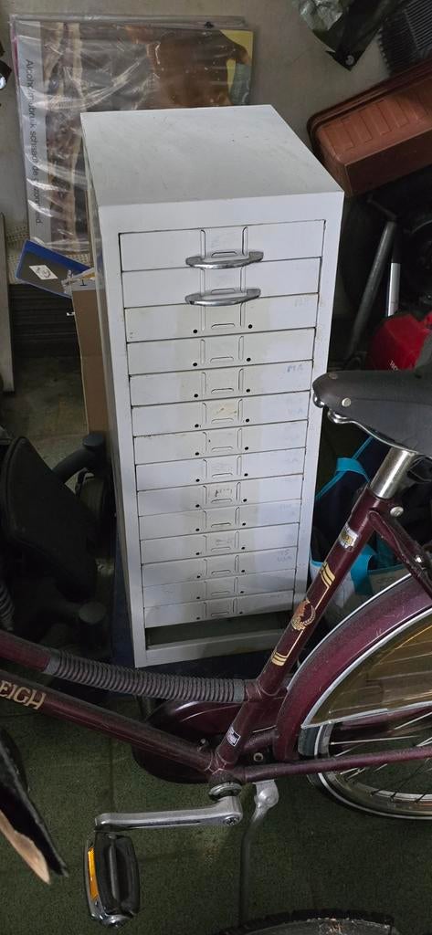 Metalen kastje klinkjes aanwezig mankeert schuifje, Enlèvement