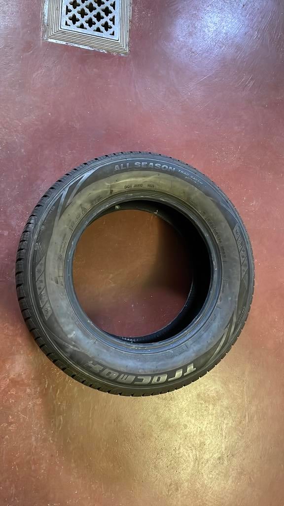 2 pneus 4 saisons 235/60r/16 a vendre, Enlèvement, 4 Saisons, Pneu(s)