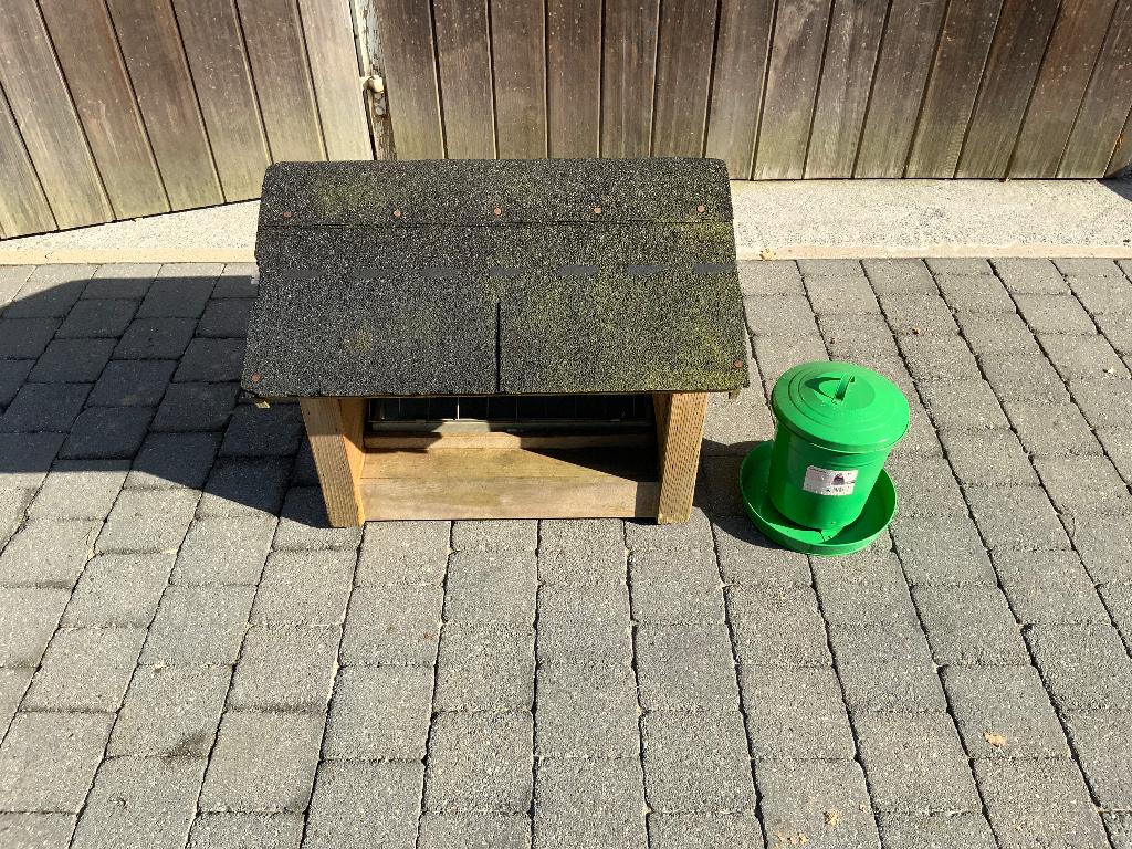 Mangeoire à poulets, Enlèvement