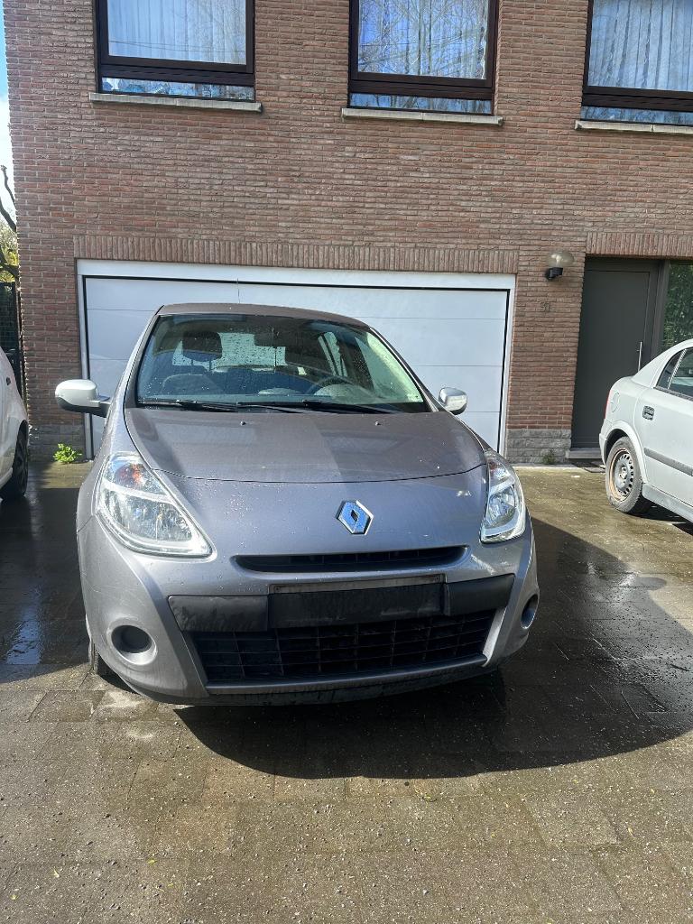 RENAULT CLIO 1200 ESSENCE AVEC 37000 KM AU COMPTEUR !, Autos, Argent ou Gris, Achat, Boîte manuelle, 48 kW