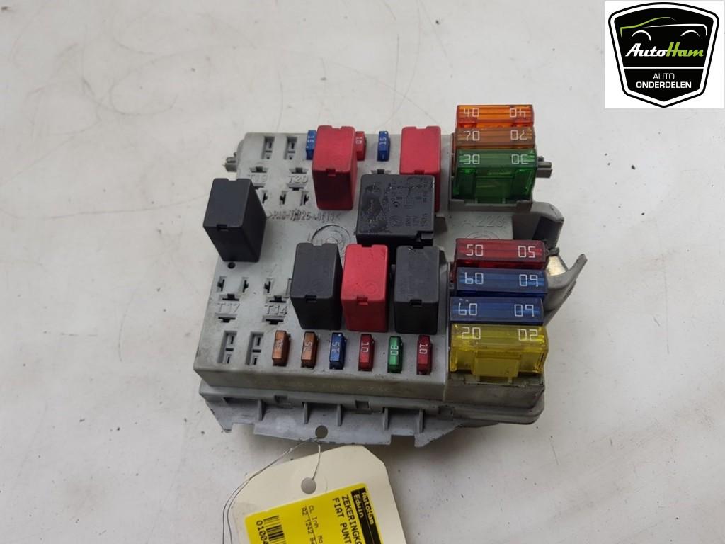 BOITIER FUSIBLES Fiat Punto II (188) (|46835593|), Autos : Pièces & Accessoires, Utilisé, Fiat