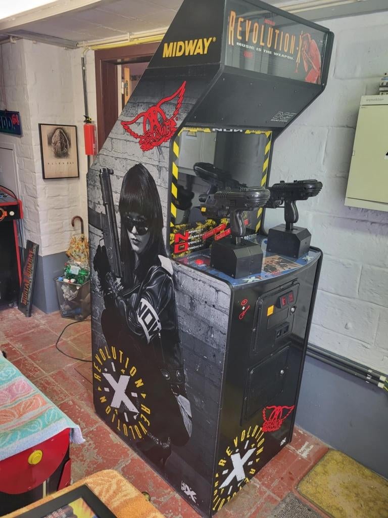 Armoire d'arcade Revolution X Midway, Collections, Machines | Machines à sous, Comme neuf, Euro, Enlèvement