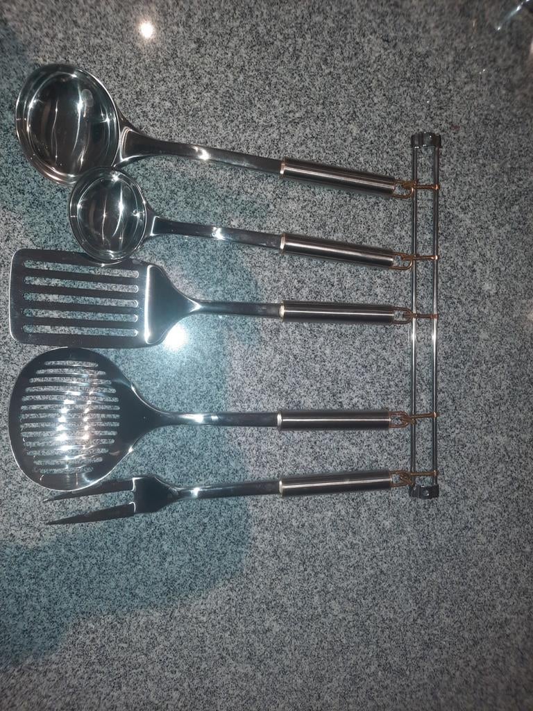 couverts de cuisine, Enlèvement