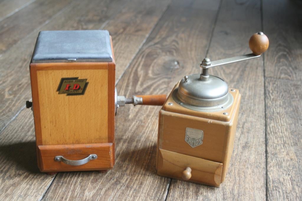 2 x antieke koffiemolens ID en FAMOS, Antiek en Kunst, Antiek | Keukengerei, Ophalen