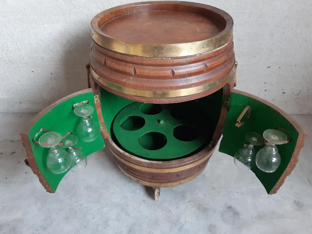 Tonneau à vin sur roulettes, transformé en meuble de bar, Antiquités & Art, Curiosités & Brocante, Enlèvement