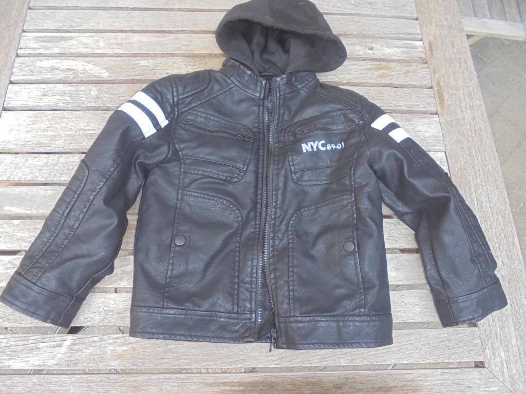 veste à capuche en similicuir taille 116, Enfants & Bébés, Enlèvement ou Envoi, Neuf