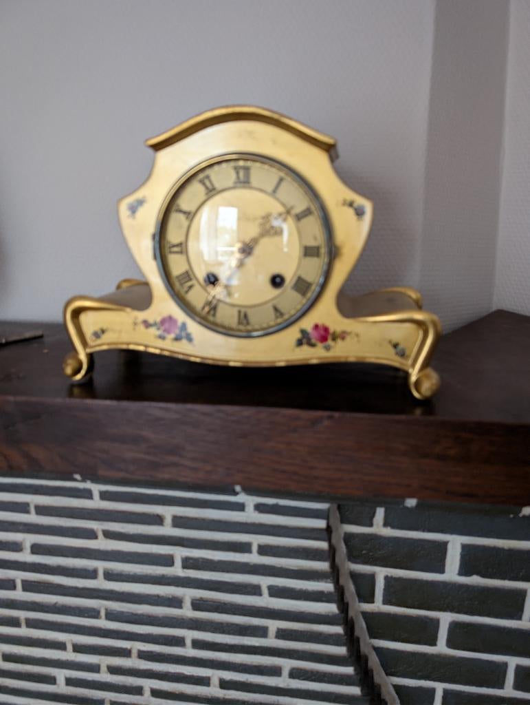 Pendule de cheminée ancienne décor floral mécanique à clé-, Bijoux, Sacs & Beauté, Enlèvement, Autres matériaux, Doré