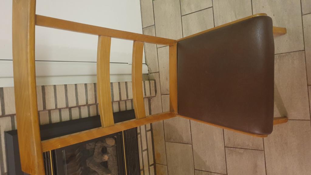 2 chaises d'église... assise marron, Enlèvement