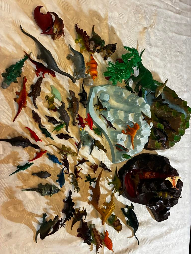 Lot de dinosaures et volcan, Enfants & Bébés, Jouets | Figurines, Enlèvement, Utilisé