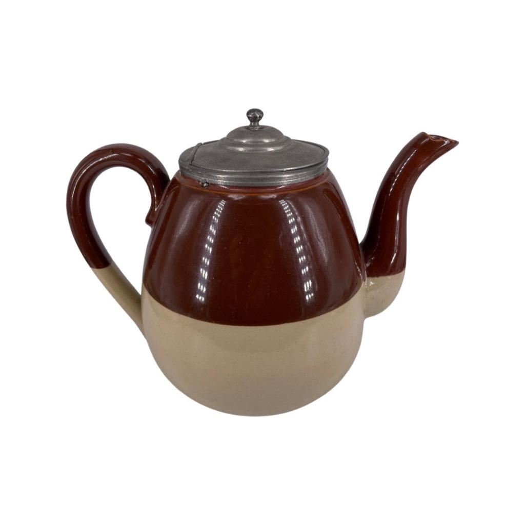Beige en bruine herkenbare aardewerken theepot met tin