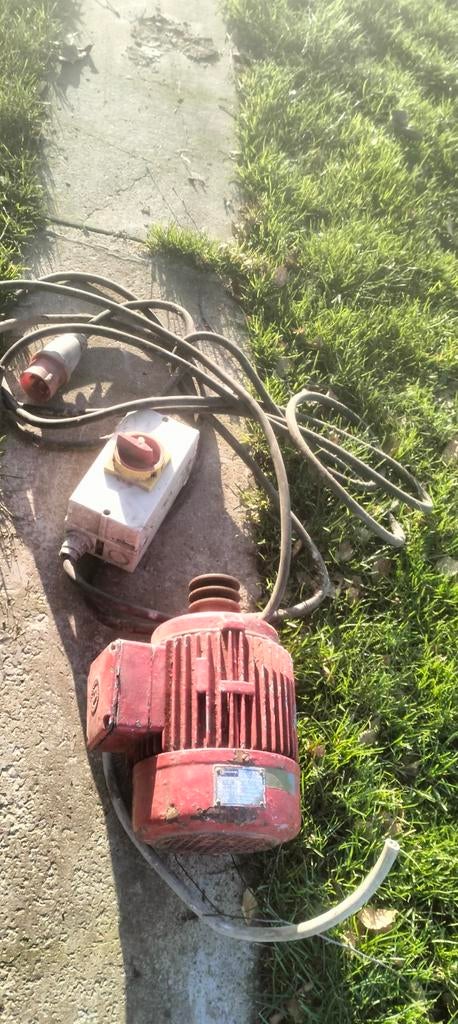 Moteur triphasé avec quelques mètres de câble, Enlèvement