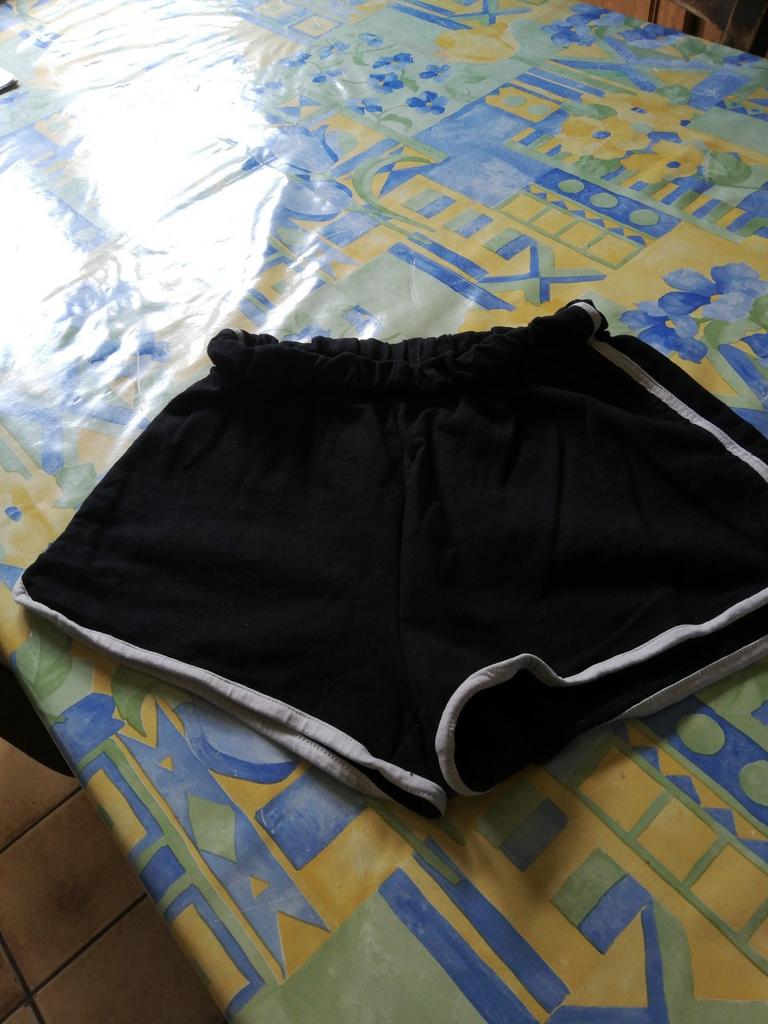 Short fille noir et crème. H&M. Taille 12 ans., Enlèvement ou Envoi, Fille
