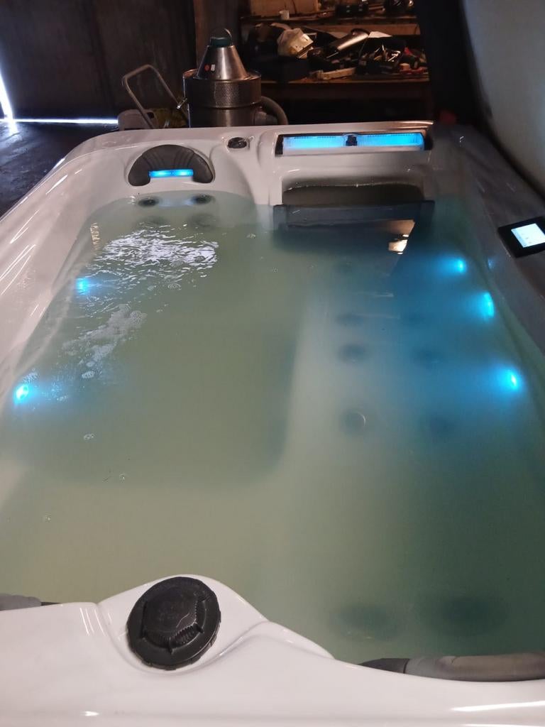 Jacuzzi gratis geleverd geplaatst en 1j garantie