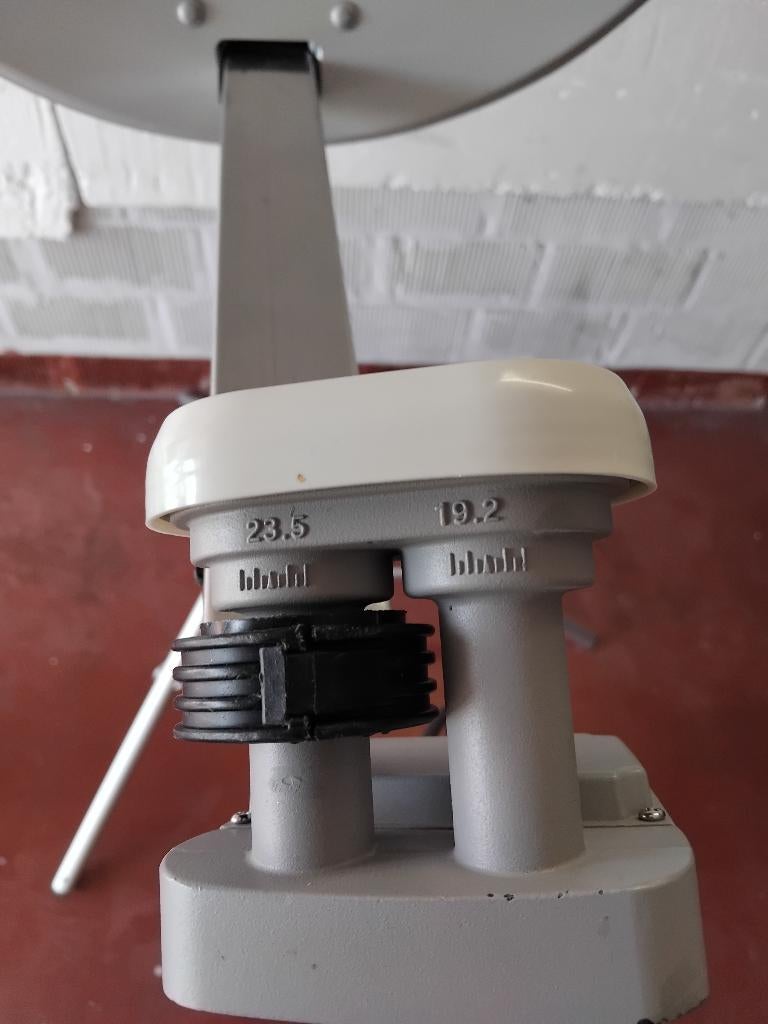 Nieuwe Satelliet schotel Triax, LNB kop, statief, Ophalen, Nieuw