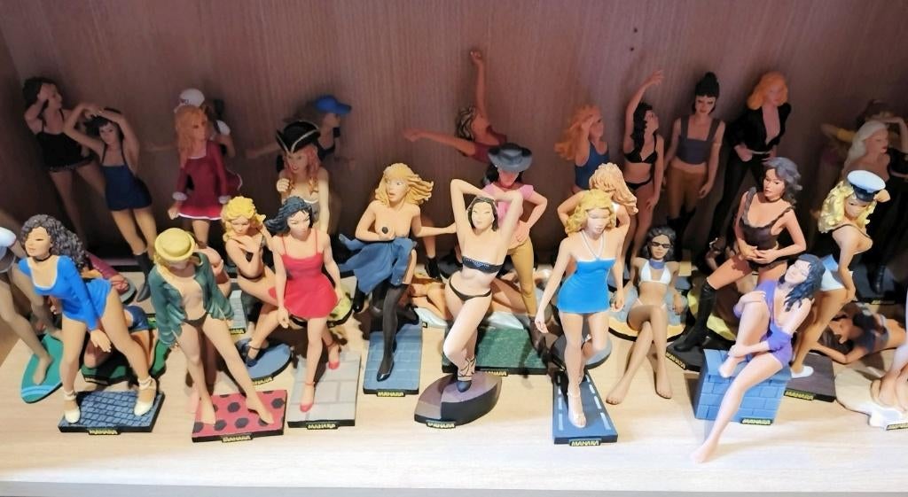 50 figurines Manara + fascicules, Enlèvement, Comme neuf, Humain