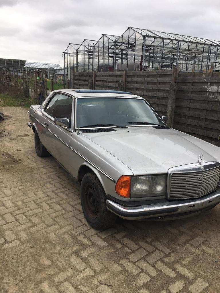 Mercedes W123 2.3 1977, Auto's, Achterwielaandrijving, Leder en Stof, Mercedes-Benz, Handgeschakeld