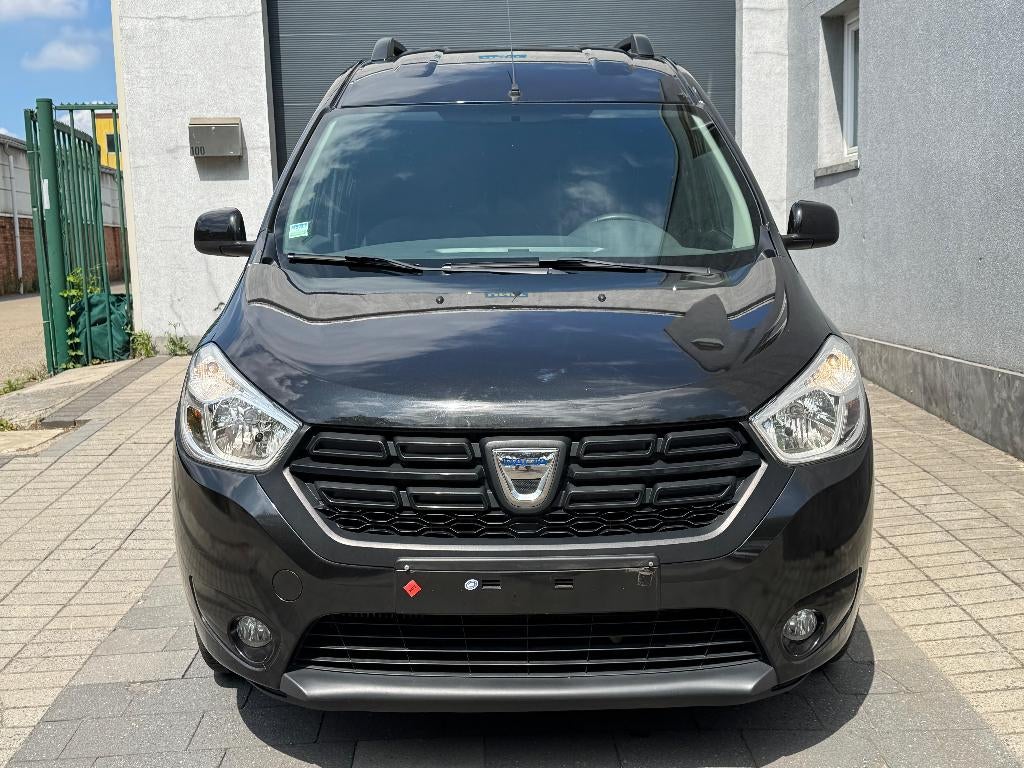 DACIA DOKKER 1.5 DCI DIESEL 2018 FULL EURO 6B NAVI AIRCO, Auto's, Bestelwagens en Lichte vracht, Stof, Euro 6, 4 cilinders, Zwart