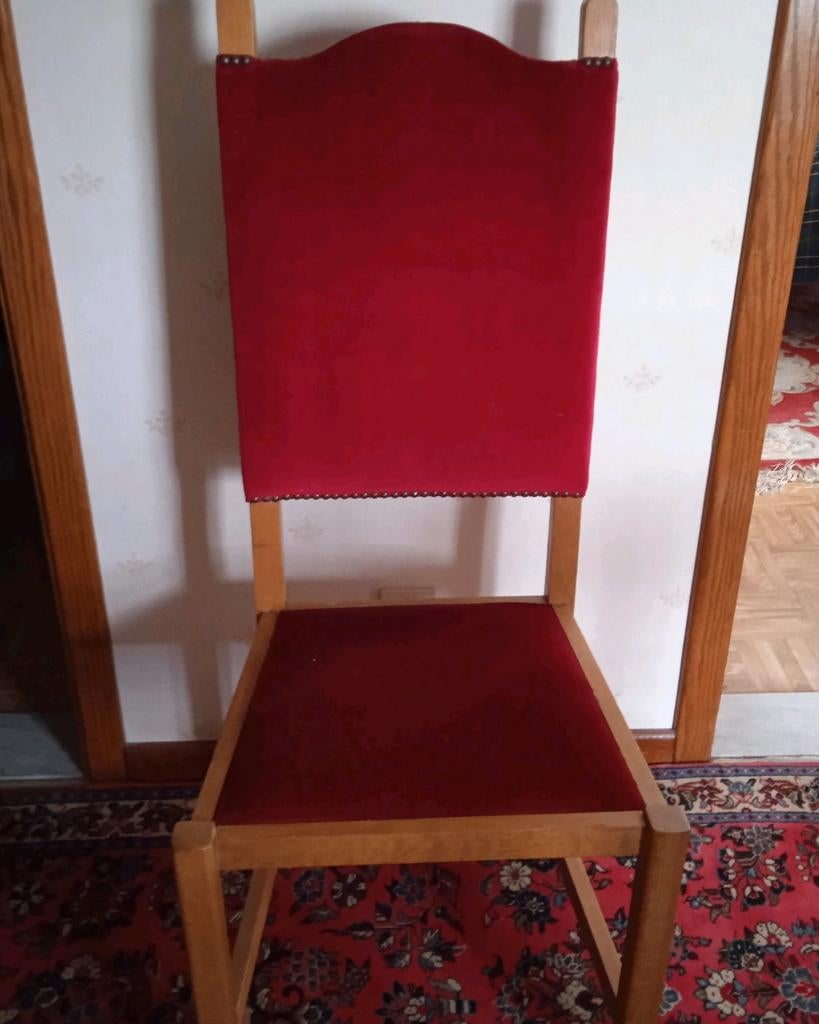 6 klassieke eiken stoelen met rood fluweel, 10  euro/stoel, Ophalen