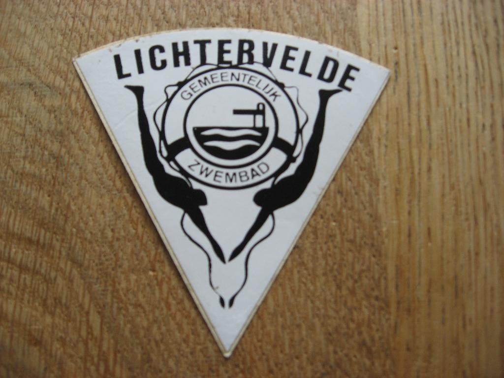 Lichtervelde Gemeentelijk Zwembad 9 x 9 cm Sticker, Verzamelen, Stickers, Ophalen of Verzenden, Nieuw, Bedrijf of Vereniging