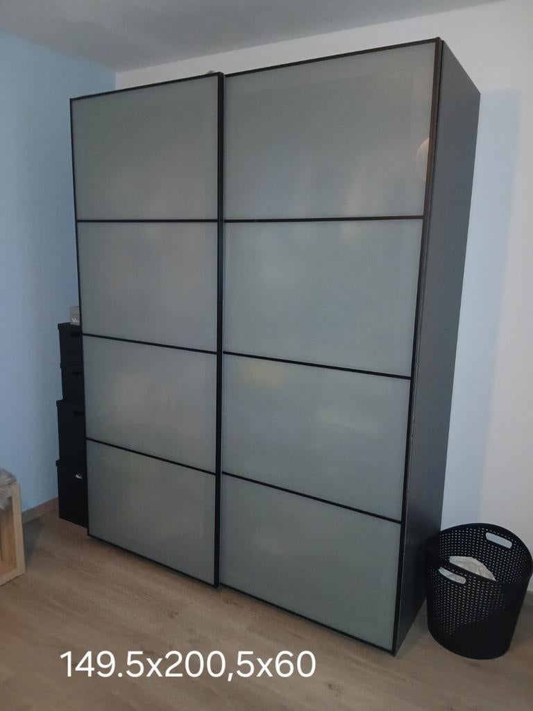 Garde robe neuve avec tiroirs et étagères en bon état