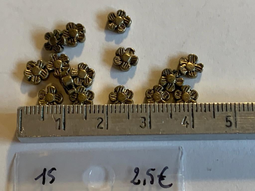 15 metalen bloemetjes kraal, Enlèvement ou Envoi, Neuf, Entretoise ou Perle intermédiaire