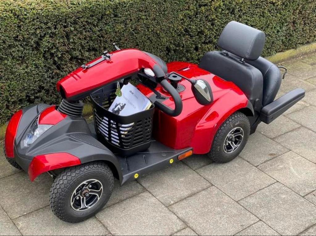 ALS NIEUWSTD Scootmobiel 4W Rode luxueuze Invalide scooter, Diversen, Rolstoelen, Ophalen of Verzenden, Inklapbaar, Zo goed als nieuw