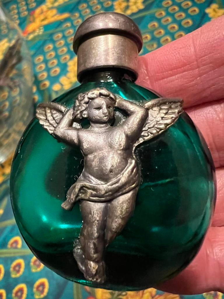 Antiek parfumflesje – Parijs- groen glas metalen engelfiguur, Ophalen of Verzenden, Zo goed als nieuw