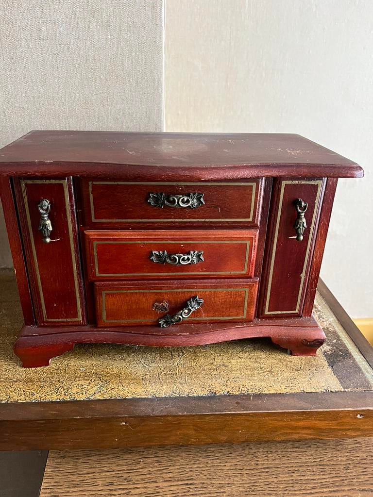 Boîte à bijoux en bois, Enlèvement