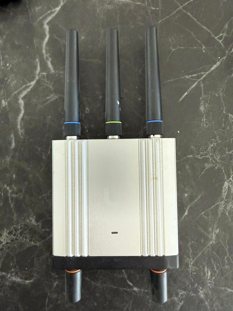 Unifi Mobile router industrial, Computers en Software, Routers en Modems, Ophalen, Zo goed als nieuw, Router