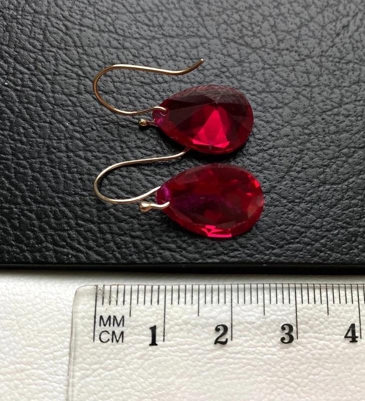 Boucles d'oreilles en or jaune rubis 9 carats, Bijoux, Sacs & Beauté, Boucles d'oreilles, Rouge, Enlèvement ou Envoi, Comme neuf