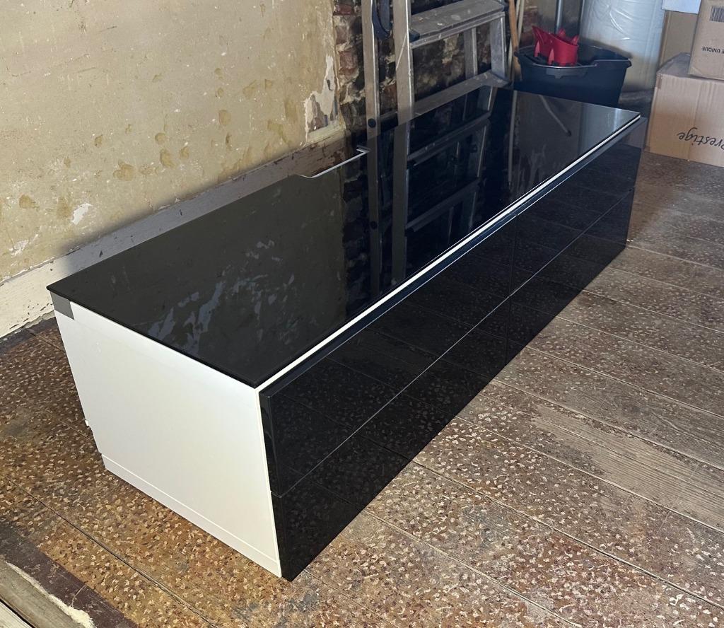 IKEA banc tv Besta noir brillant, Maison & Meubles, Armoires | Mobilier de télévision, Utilisé, Moins de 100 cm, 100 à 150 cm