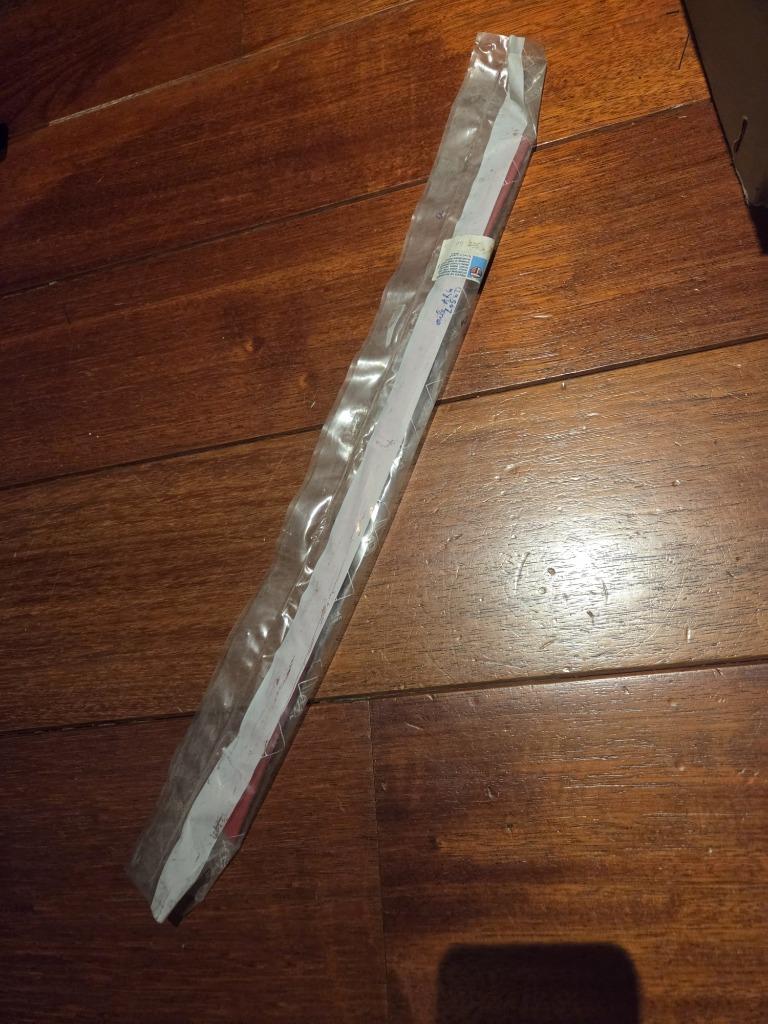 Peugeot 205 GTI Moulure rouge aile arrière gauche neuve, Enlèvement ou Envoi, Neuf, Arrière, Peugeot